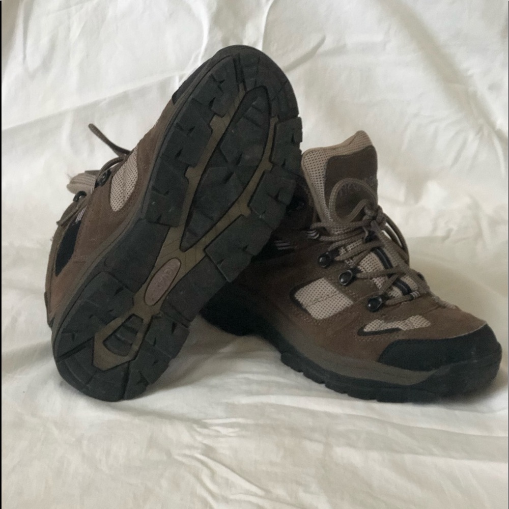 Ankle protector hiking boots